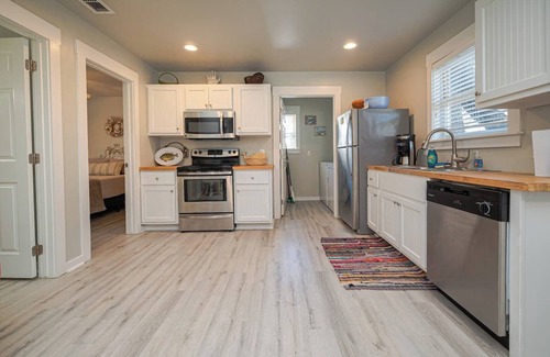 Rockport Cabaña | This cottage is a 2 bedroom(s), 2 bathrooms, located in Rockport, TX.