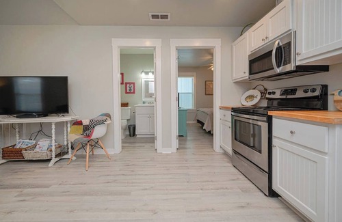Rockport Cabaña | This cottage is a 2 bedroom(s), 2 bathrooms, located in Rockport, TX.