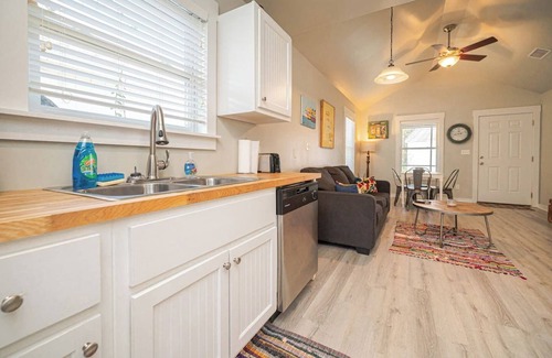 Rockport Cabaña | This cottage is a 2 bedroom(s), 2 bathrooms, located in Rockport, TX.