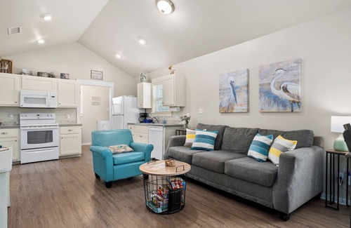 Rockport Cabaña | This cottage is a 2 bedroom(s), 2 bathrooms, located in Rockport, TX.