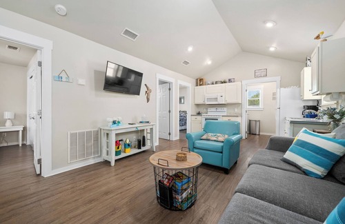 Rockport Cabaña | This cottage is a 2 bedroom(s), 2 bathrooms, located in Rockport, TX.