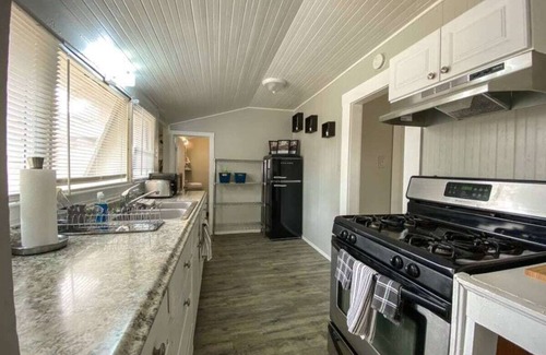 Armona Cabaña | Charming Bungalow in Hanford Armona