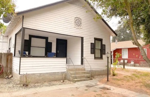 Armona Cabaña | Charming Bungalow in Hanford Armona