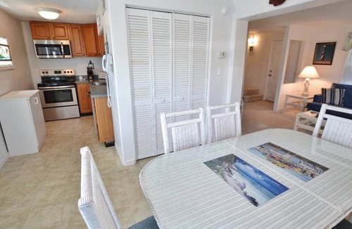 Nags Head Casa | This cozy townhome has everything you need for an enjoyable and relaxing Outer Banks vacation.