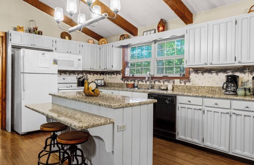 Townsend Cabina | This cute home is one level with just a couple of steps, perfect for Elderly