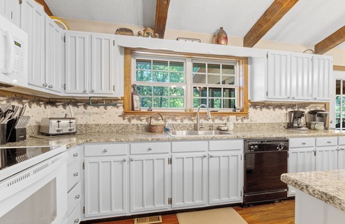 Townsend Cabina | This cute home is one level with just a couple of steps, perfect for Elderly
