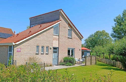 Breskens Casa | This detached house type Schelde de luxe on holiday park Scheldeveste is a detached, fully renovated and comfortably furnished bungalow for 6 persons with about 112m2 living space close to the beach in the vacation park Scheldeveste in Breskens.