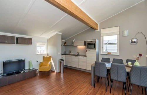 Oude-Tonge Casa | Esta casa aislada de la isla tiene la sala de estar en el primer piso con amplia terraza y sta