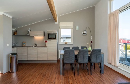 Oude-Tonge Casa | Esta casa aislada de la isla tiene la sala de estar en el primer piso con amplia terraza y sta