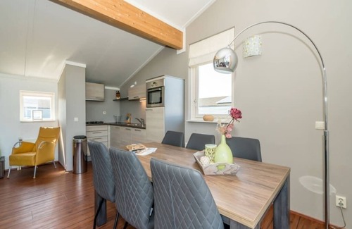 Oude-Tonge Casa | Esta casa aislada de la isla tiene la sala de estar en el primer piso con amplia terraza y sta