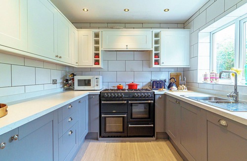 Amlwch Cabaña | This family home is situated in the gorgeous village of Bull Bay on Anglesey.
