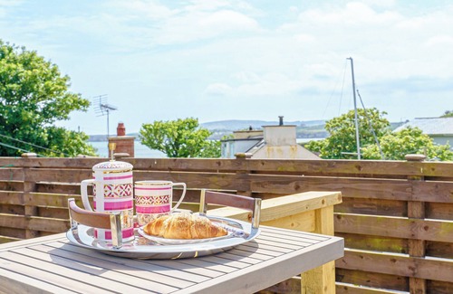Amlwch Cabaña | This family home is situated in the gorgeous village of Bull Bay on Anglesey.