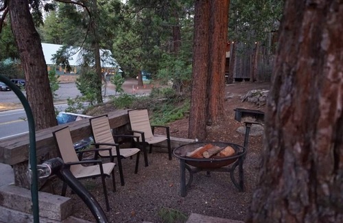 Shaver Lake Apartamento | This fourplex is a 1 bedroom(s), 1 bathrooms, located in Shaver Lake, CA.