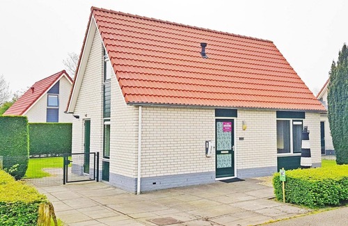 Breskens Casa | This fully-furnished, suitable for 6 persons, detached recreation House type "STERN" is located on the beach park Schoneveld (no: 232).