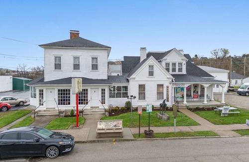 Frankfort Casa | This gem sits in the heart of picturesque South Frankfort, near the Kentucky river