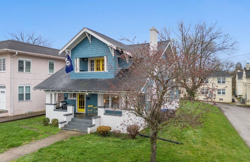 Frankfort Casa | This gem sits in the heart of picturesque South Frankfort, near the Kentucky river