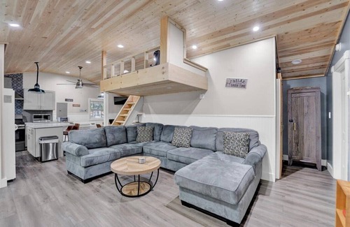 Pocono Lake Casa | This house is a 2 bedroom(s), 1 bathrooms, located in Tobyhanna Township, PA.