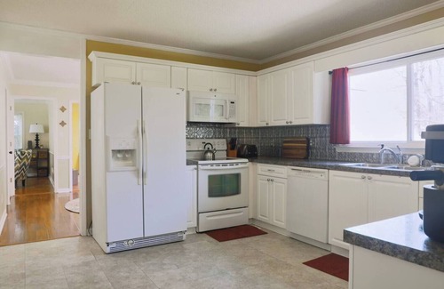 High Point Casa | This house is a 3 bedroom(s), 2.5 bathrooms, located in High Point, NC.