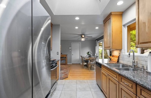 San Rafael Casa | This house is a 3 bedroom(s), 2 bathrooms, located in San Rafael, CA.