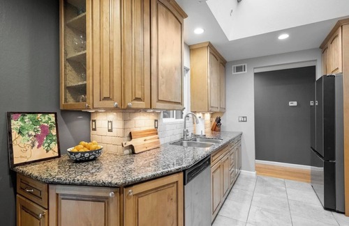 San Rafael Casa | This house is a 3 bedroom(s), 2 bathrooms, located in San Rafael, CA.