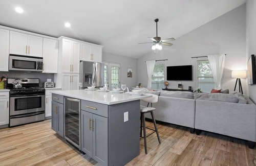 Chestnut Casa | This house is a 3 bedroom(s), 2 bathrooms, located in Austin, TX.