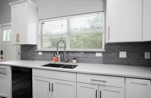 Chestnut Casa | This house is a 3 bedroom(s), 2 bathrooms, located in Austin, TX.