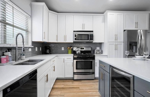 Chestnut Casa | This house is a 3 bedroom(s), 2 bathrooms, located in Austin, TX.