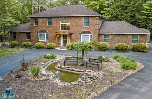 Stroudsburg Casa | This house is a 4 bedroom(s), 3 bathrooms, located in Stroudsburg, PA.