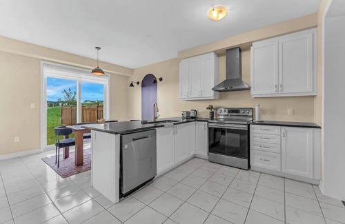 Cambridge Casa | This house is a 4 bedroom(s), 2.5 bathrooms, located in Cambridge, ON.