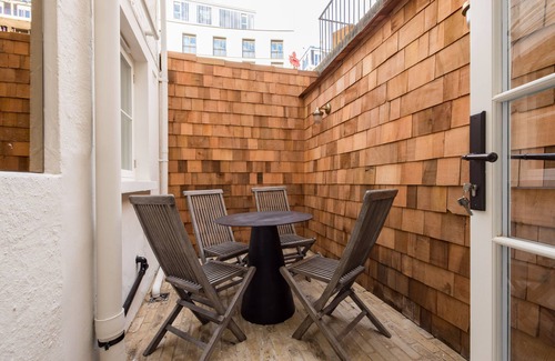 Abingdon Casa | This house is a 4 bedroom(s), 2 bathrooms, located in London, .