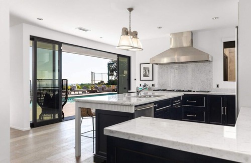 Trousdale Estates Casa | This house is a 4 bedroom(s), 4.5 bathrooms, located in Beverly Hills, CA.