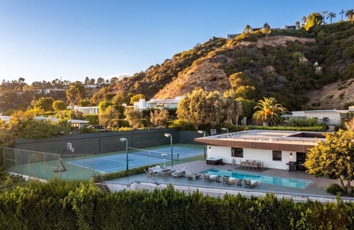 Trousdale Estates Casa | This house is a 4 bedroom(s), 4.5 bathrooms, located in Beverly Hills, CA.