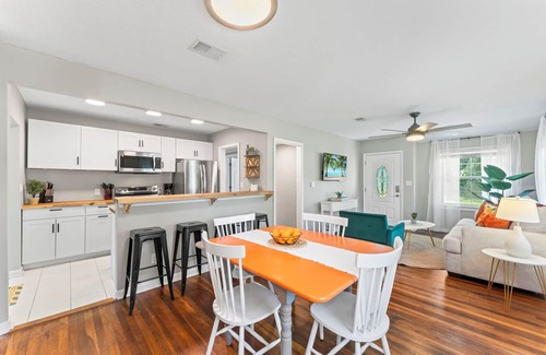 Lakeshore South Casa | This house is a 4 bedroom(s), 2 bathrooms, located in Jacksonville, FL.