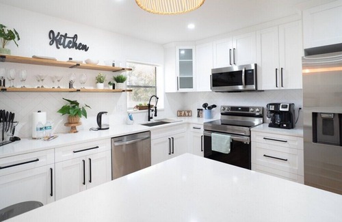 Meadowlawn Casa | This house is a 4 bedroom(s), 2 bathrooms, located in St. Petersburg, FL.