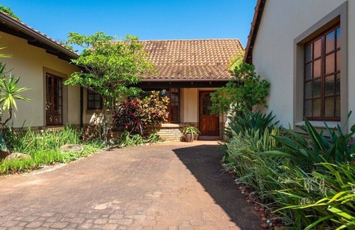 Ballito Casa | This house is a 4 bedroom(s), 2.5 bathrooms, located in Dolphin Coast, KwaZulu-Natal.