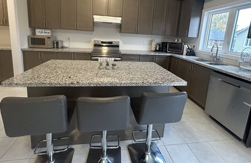 Stayner Casa | This house is a 5 bedroom(s), 4 bathrooms, located in Stayner, Ontario.
