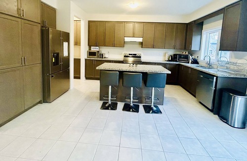 Stayner Casa | This house is a 5 bedroom(s), 4 bathrooms, located in Stayner, Ontario.