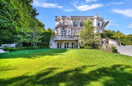 Beverly Hills Casa | This house is a 8 bedroom(s), 9 bathrooms, located in Beverly Hills, CA.