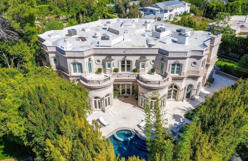 Beverly Hills Casa | This house is a 8 bedroom(s), 9 bathrooms, located in Beverly Hills, CA.