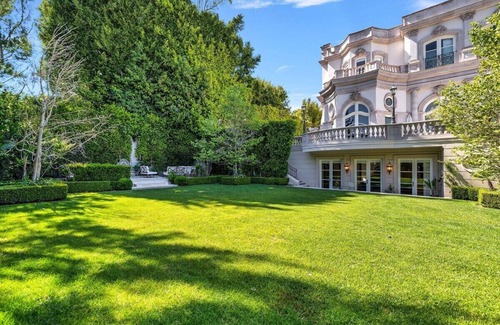 Beverly Hills Casa | This house is a 8 bedroom(s), 9 bathrooms, located in Beverly Hills, CA.