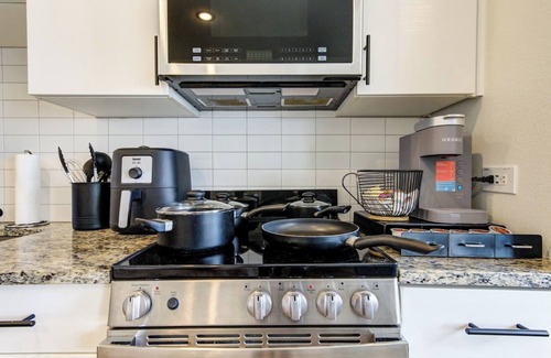 Washington Ave./ Memorial Park Apartamento | This inviting living space is the perfect spot to relax and unwind