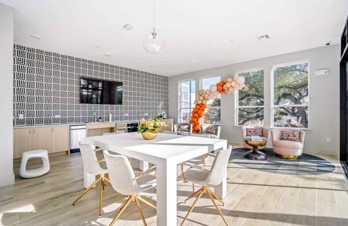 Washington Ave./ Memorial Park Apartamento | This inviting living space is the perfect spot to relax and unwind