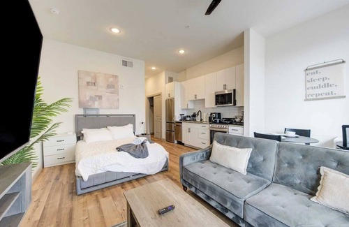 Washington Ave./ Memorial Park Apartamento | This inviting living space is the perfect spot to relax and unwind