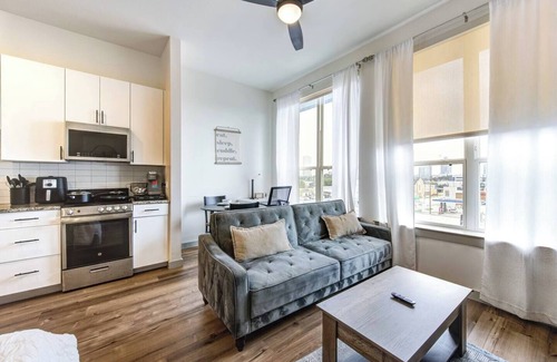Washington Ave./ Memorial Park Apartamento | This inviting living space is the perfect spot to relax and unwind