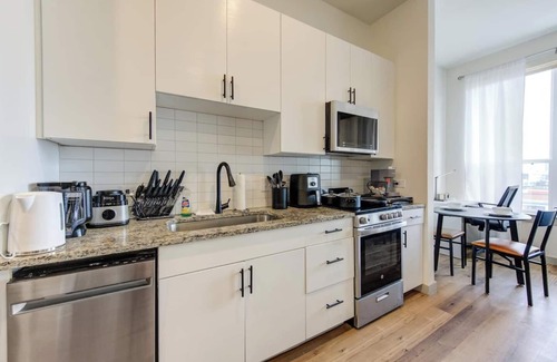 Washington Ave./ Memorial Park Apartamento | This inviting living space is the perfect spot to relax and unwind