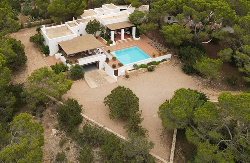 Formentera Chalet De Esquí | Villa con piscina desbordante privada, ideal para familias.
