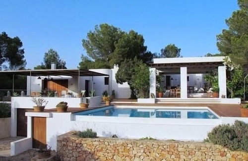 Formentera Chalet De Esquí | Villa con piscina desbordante privada, ideal para familias.