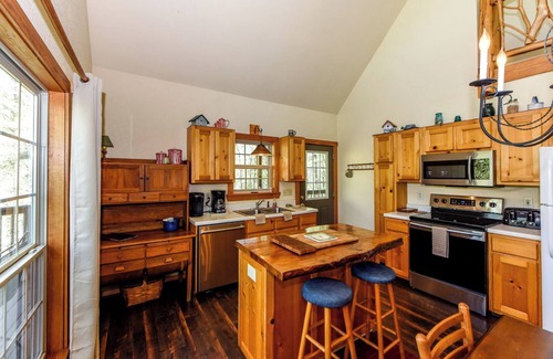 Townsend Cabina | This lovely home is a great place for a family gathering . Secluded with nature