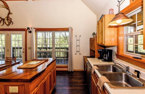 Townsend Cabina | This lovely home is a great place for a family gathering . Secluded with nature