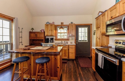 Townsend Cabina | This lovely home is a great place for a family gathering . Secluded with nature